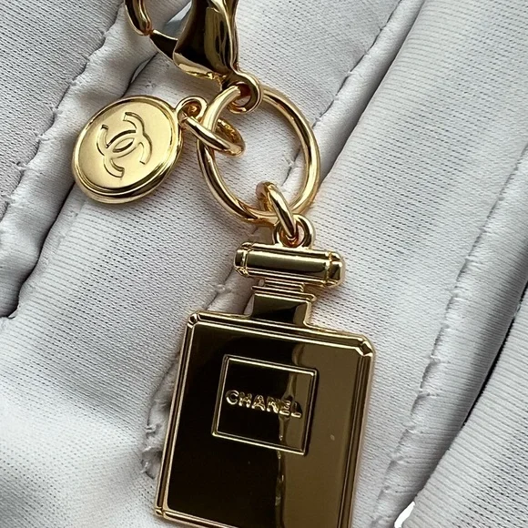 CHANEL Authentic 2023 NOVELTY HOLIDAY
No*5 PERFUME BOTTLE & CHANEL CHARM - Picture 9 of 17